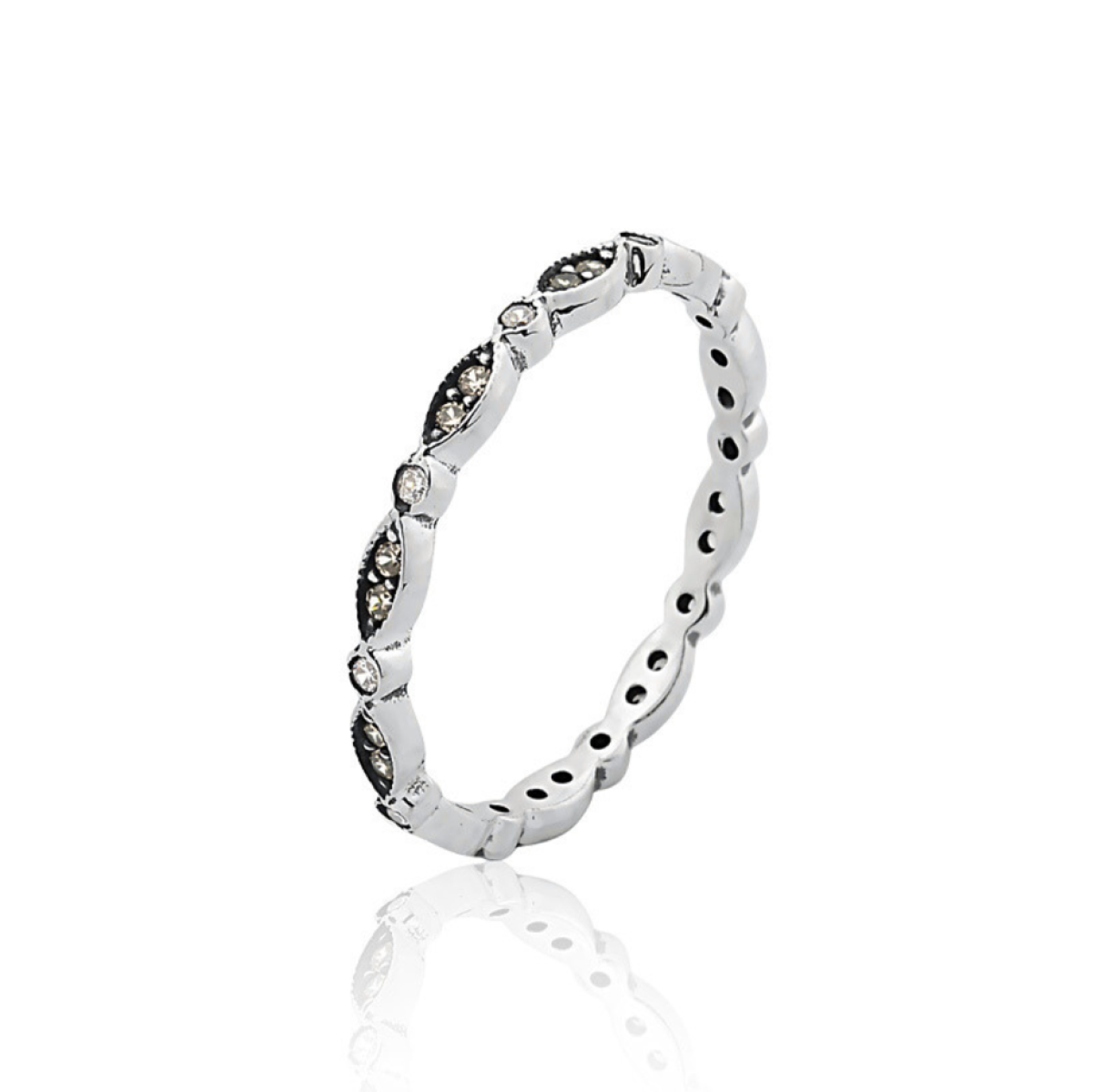 Anel com formato navete alternando e zirconias redondas 